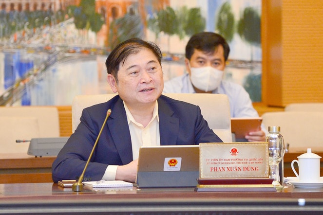 Chủ nhiệm Ủy ban Khoa học, Công nghệ và Môi trường Phan Xuân Dũng báo cáo một số nội dung lớn trong tiếp thu, chỉnh lý dự thảo Luật sửa đổi, bổ sung một số điều của Luật Xây dựng Ảnh: Quang Khánh