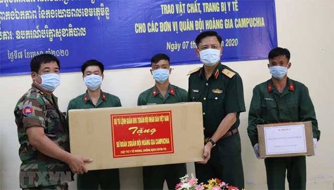 Thiếu tướng Nguyễn Trường Thắng, Phó Tư lệnh Quân khu 7 trao tặng vật tư y tế chống dịch COVID-19 cho Quân khu 4 Quân đội Hoàng gia Campuchia. (Ảnh: Lê Đức Hoảnh/TTXVN)