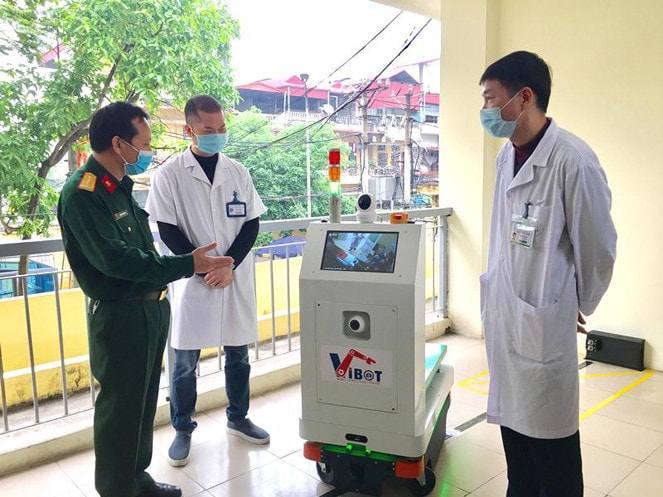 Đại diện lãnh đạo Học viện Kỹ thuật quân sự giới thiệu robot Vibot cho các bác sĩ bệnh viện đa khoa Thăng Long Ảnh: Nhật Anh
