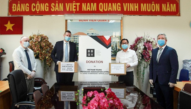 Đại diện Hiệp hội Doanh nghiệp Anh Quốc tại Việt Nam trao tặng khẩu trang, bộ đồ bảo hộ y tế cho Hội thầy thuốc trẻ Việt Nam