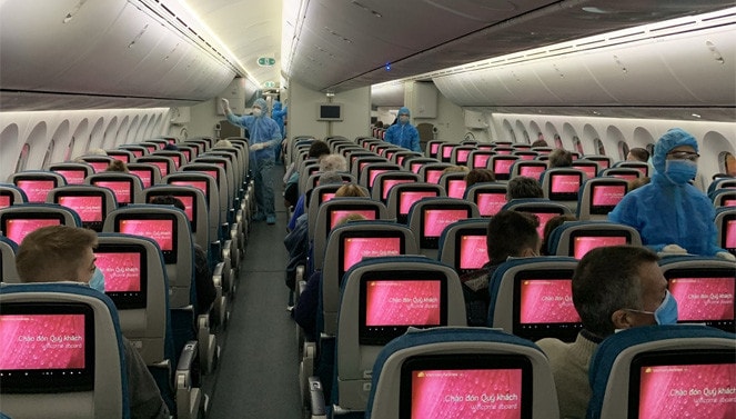 Hơn 100 công dân Anh từ Việt Nam, Campuchia hồi hương trên chuyến bay Vietnam Airlines sáng 14.4