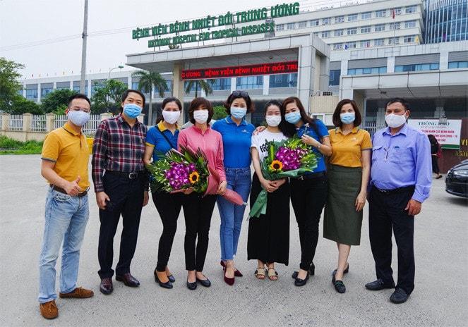 Đại diện cán bộ, nhân viên Đoàn tiếp viên chúc mừng và đón hai tiếp viên xuất viện tại Bệnh viện Nhiệt đới Trung ương cơ sở 2