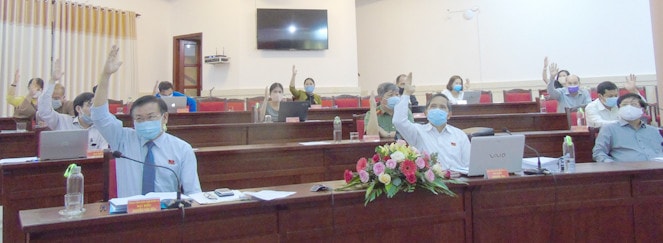 Biểu quyết thông qua các nghị quyết của kỳ họp