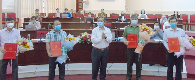 Tặng hoa các thành viên UBND tỉnh