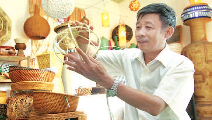 Nghệ nhân làng nghề có nhiều sản phẩm sáng tạo Ảnh: TTXVN