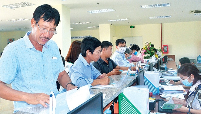 Người dân làm thủ tục bảo hiểm xã hội tại phòng tiếp nhận và trả kết quả thủ tục hành chính, bảo hiểm xã hội thành phố Bà Rịa