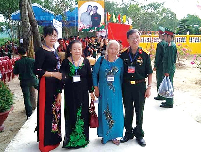 Đại tá Tô Xuân Hinh, cùng bà Lê Thị Sương (Năm Sương) - Trung đội trưởng Du kích Củ Chi (thứ 2 từ phải sang), người có công bắt giữ Chuẩn tướng Lý Tòng Bá ngày 30.4.1975, tại Lễ khánh thành Nhà bia tưởng niệm chiến thắng căn cứ Đồng Dù ngày 26.4.2019