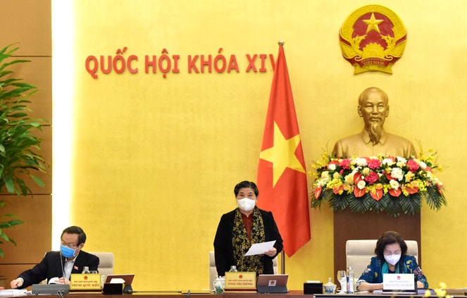 Phó Chủ tịch Thường trực Quốc hội Tòng Thị Phóng điều khiển phiên họp Ảnh: Quang Khánh
