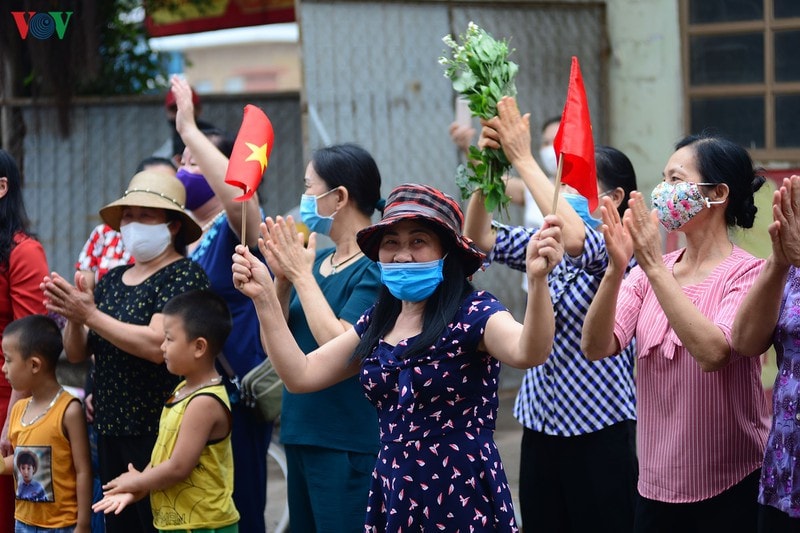 Người dân đứng hai bên đường vui mừng, liên tục hô vang khẩu hiệu 