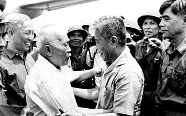 Cán bộ, chiến sĩ và nhân dân Sài Gòn đón Bác Tôn trong ngày vui thống nhất