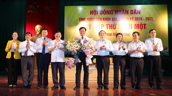 Lãnh đạo tỉnh Hưng Yên tặng hoa chúc mừng Thứ trưởng Bộ Y tế Đỗ Xuân Tuyên