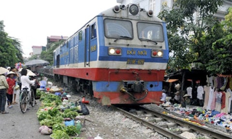 Hành lang giao thông đường sắt luôn trong tình trạng bị xâm lấn (Ảnh minh họa- Nguồn ITN)