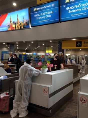Hành khách Việt Nam làm thủ tục về nước tại sân bay Sheremetyevo, Moscow