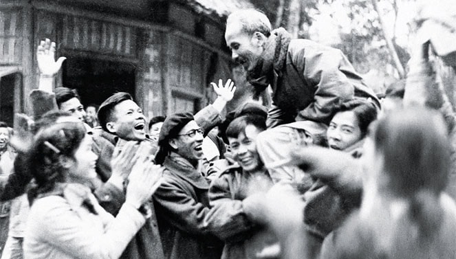 Đại biểu dự đại hội thống nhất Việt Minh - liên Việt (3 - 7.3.1951) phấn khởi chúc mừng Chủ tịch Hồ Chí Minh được suy tôn là Chủ tịch danh dự của mặt trận liên Việt (Ảnh: TLTTXVN)
