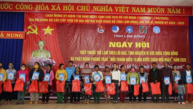 Lễ trao thẻ Bảo hiểm y tế cho người dân. (Ảnh: Đặng Tuấn - TTXVN)