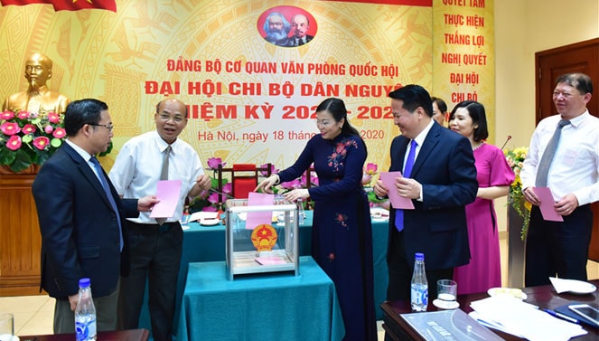 Các đại biểu bỏ phiếu bầu Chi ủy nhiệm kỳ mới Trưởng Ban Dân nguyện Nguyễn Thanh Hải chúc mừng Chi ủy khóa mới