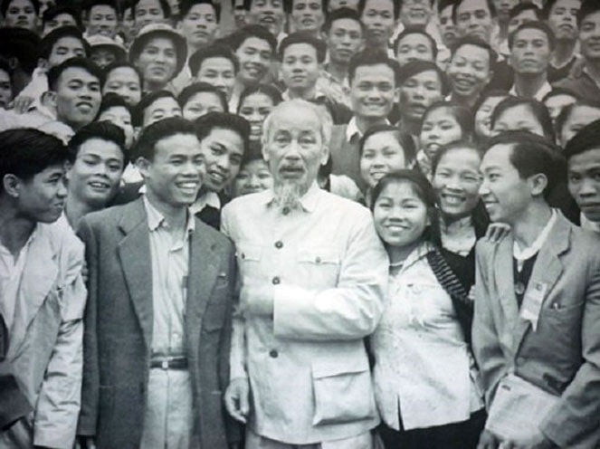 Bác Hồ với cán bộ. (Ảnh tư liệu)