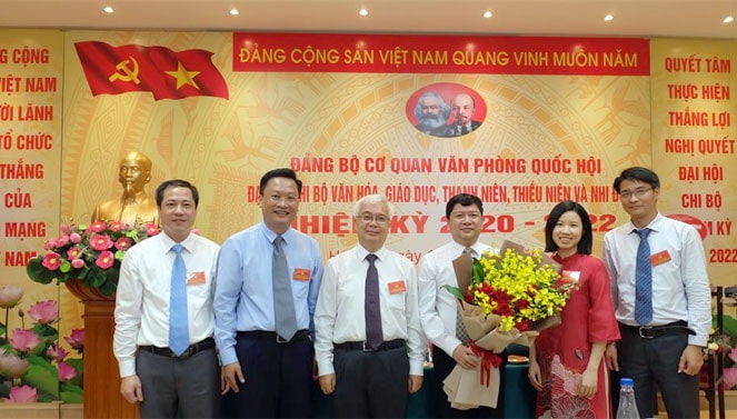 Ủy viên Trung ương Đảng, Chủ nhiệm Ủy ban Văn hóa, Giáo dục, Thanh niên, Thiếu niên và Nhi đồng Phan Thanh Bình tặng hoa chúc mừng Chi ủy nhiệm kỳ 2020 - 2022