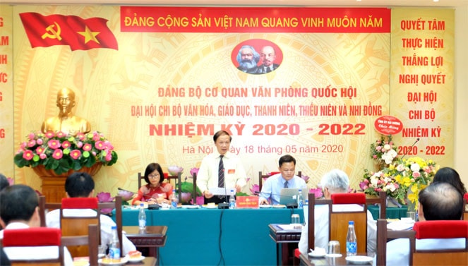 Bí thư Chi bộ nhiệm 2017 - 2020 Phạm Tất Thắng trình bày báo cáo tổng kết