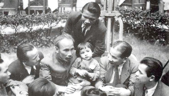 Chủ tịch Hồ Chí Minh gặp gỡ Việt kiều tại Pháp, năm 1946. (Nguồn: Tư liệu)