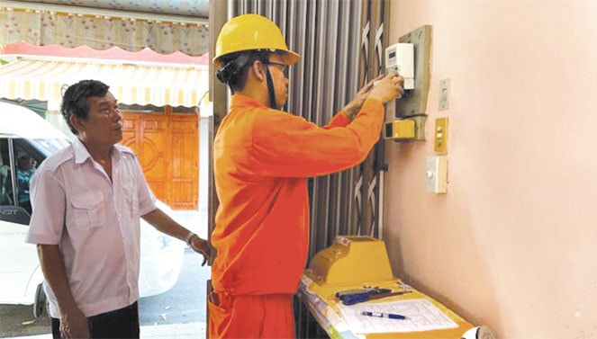 Công nhân ngành điện lực triển khai lắp đặt công tơ đo xa cho người dân Nguồn: ITN