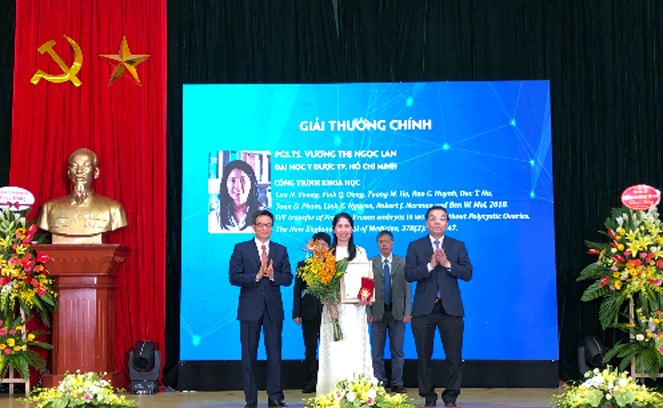 Phó Thủ tướng Vũ Đức Đam trao Giải thưởng Tạ Quang Bửu 2020 cho PGS. TS Vương Thị Ngọc Lan