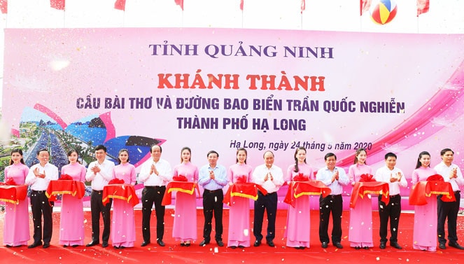 Thủ tướng Chính phủ Nguyễn Xuân Phúc cắt băng khánh thành công trình cầu Bài Thơ và Đường bao biển Trần Quốc Nghiễn, TP. Hạ Long Ảnh: M. Tuân