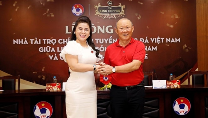 HLV trưởng Park Hang-seo chúc mừng bà Lê Hoàng Diệp Thảo. (Ảnh: VFF) HLV trưởng Đội tuyển nữ Quốc gia Mai Đức Chung tặng bà Lê Hoàng Diệp Thảo áo thi đấu với chữ ký của các tuyển thủ. (Ảnh: VFF)