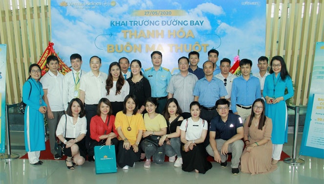 Hành khách trên chuyến bay chụp ảnh lưu niệm cùng phi hành đoàn