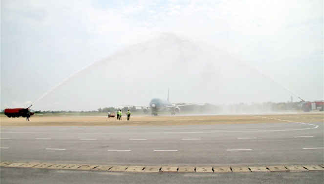 Chuyến bay đầu tiên được chào đón với nghi thức phun vòi rồng tại sân bay Thọ Xuân, Thanh Hóah