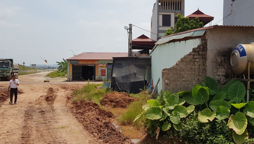 Một trong các vị trí bị vướng mắc mặt bằng trên đường gom cao tốc Bắc Giang - Lạng Sơn