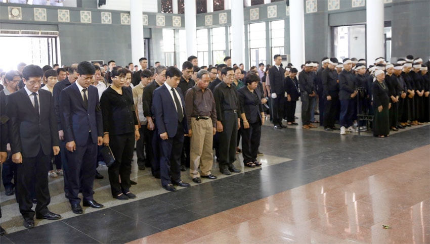 Phút mặc niệm của các đại biểu tiễn đưa đồng chí Lê Thế Chữ về nơi an nghỉ cuối cùng Chủ nhiệm Ủy ban Về các vấn đề xã hội Nguyễn Thúy Anh, Tổng Thư ký Quốc hội, Chủ nhiệm Văn phòng Quốc hội Nguyễn Hạnh Phúc tiễn đưa đồng chí Lê Thế Chữ về nơi an nghỉ cuối cùng