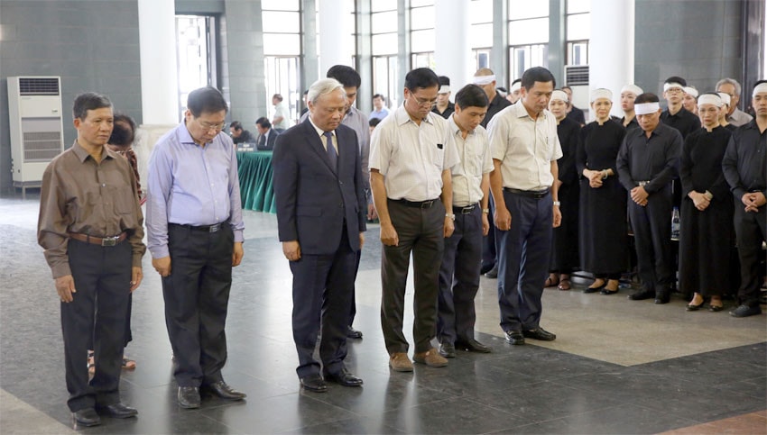Phó Chủ tịch Quốc hội Uông Chu Lưu xúc động ghi sổ tang