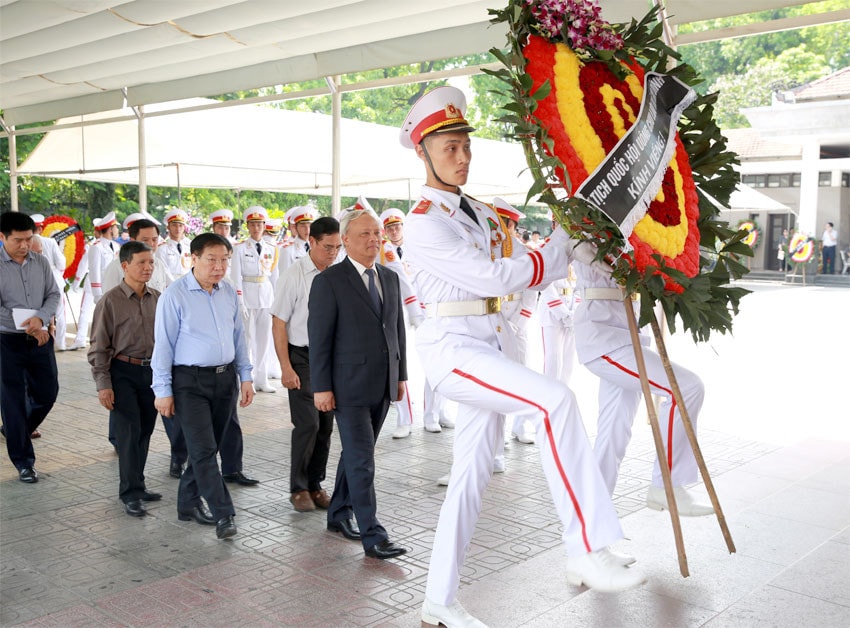 Phó Chủ tịch Quốc hội Uông Chu Lưu vào viếng đồng chí Lê Thế Chữ