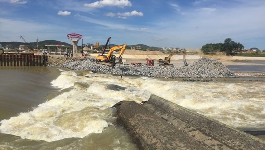 Đơn vị thi công đang khẩn trương khắc phục sự cố. (Ảnh: Nguyễn Oanh/TTXVN)