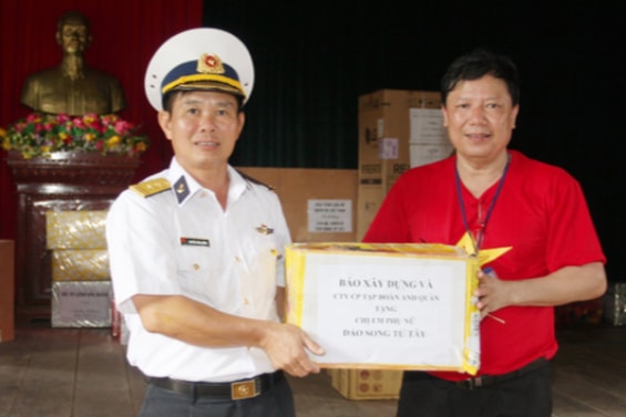 Đại diện Ban Biên tập Báo Xây dựng, Phó TBT Tào Khánh Hưng trao quà tặng các chiến sỹ trên đảo Song Tử Tây, Quần đảo Trường Sa