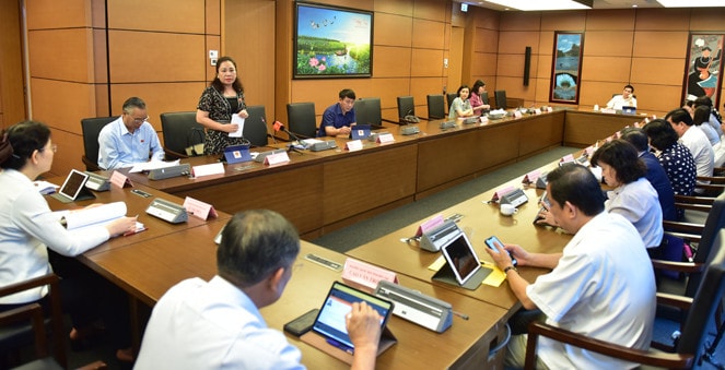Đoàn đại biểu Quốc hội tỉnh Hà Nam, Bắc Ninh, Bến Tre, Phú Thọ thảo luận tại tổ Ảnh: Quang Khánh