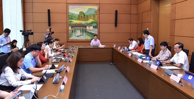 Đoàn đại biểu Quốc hội tỉnh Đồng Nai, Lào Cai, Vĩnh Long thảo luận tại tổ Ảnh: Quang Khánh