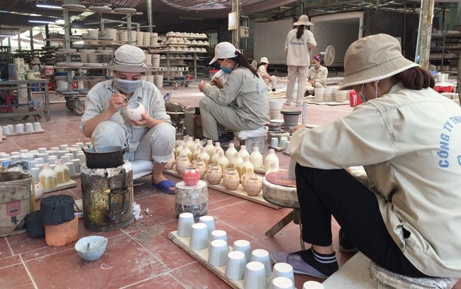 Các chủ thể ở Làng nghề Bát Tràng luôn tích cực tham gia Chương trình OCOP, không ngừng nỗ lực để sản phẩm gốm sứ Bát Tràng sẵn sàng “vươn mình” ra thế giới Ảnh: Tường Vy