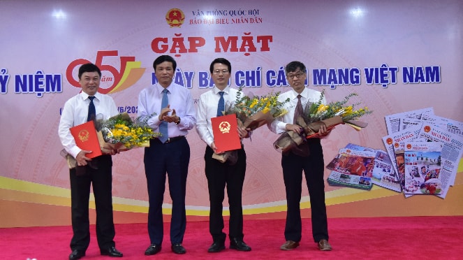 Ủy viên Trung ương Đảng, Tổng Thư ký Quốc hội, Bí thư Đảng ủy cơ quan Văn phòng Quốc hội, Chủ nhiệm Văn phòng Quốc hội Nguyễn Hạnh Phúc trao quyết định bổ nhiệm lại Ảnh: Quang Khánh
