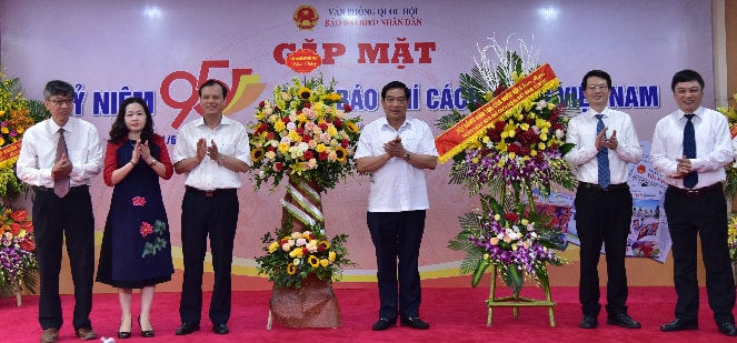Ủy viên Trung ương Đảng, Chủ tịch Hội đồng Dân tộc Hà Ngọc Chiến; Phó Viện trưởng Viện Nghiên cứu Lập pháp Lê Hải Đường chụp ảnh với Lãnh đạo Báo Đại biểu nhân dân Ảnh: Quang Khánh