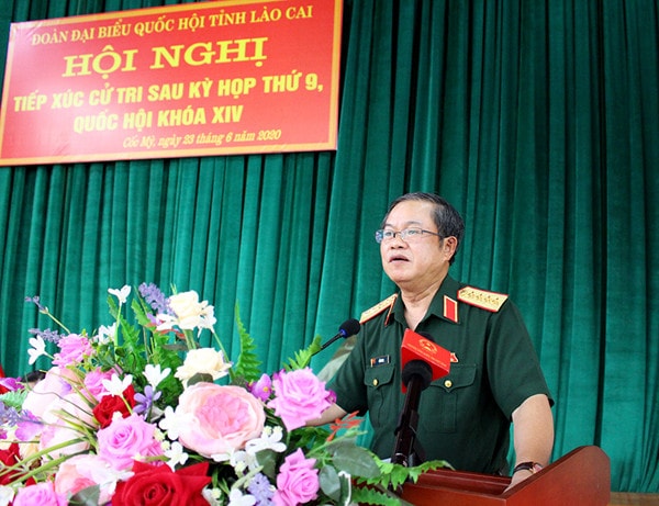 Phó Chủ tịch Quốc hội Đỗ Bá Tỵ phát biểu tại buổi tiếp xúc cử tri