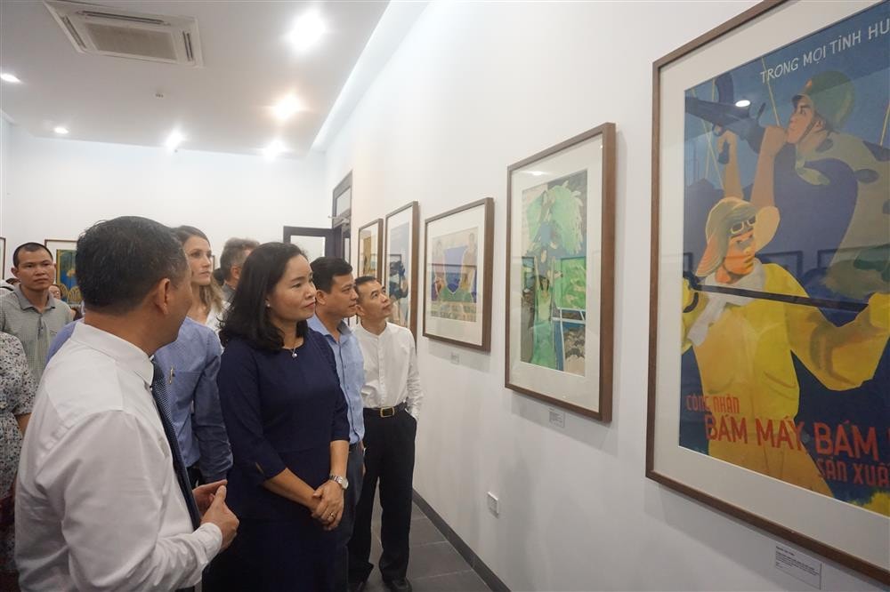 Thăm quan phòng trưng bày 