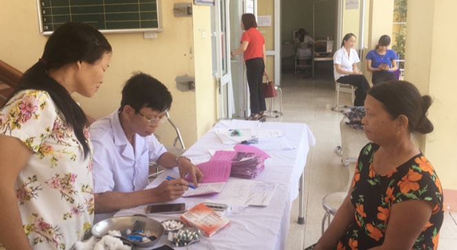 Cán bộ Trạm y tế tư vấn chăm sóc sức khỏe sinh sản và kế hoạch hóa gia đình cho phụ nữ trên địa bàn
