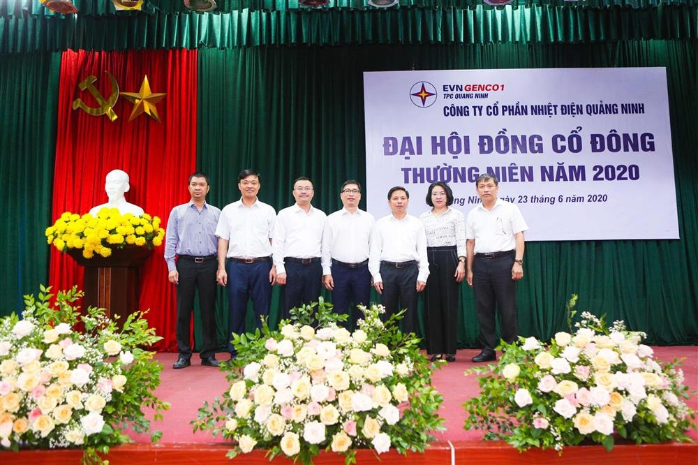 Chủ tịch Hội đồng quản trị Nguyễn Tuấn Anh ra mắt đại hội.