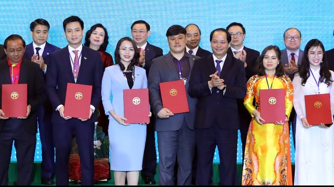 Bà Hương Trần Kiều Dung – Phó Chủ tịch thường trực Tập đoàn FLC và ông Bùi Quang Dũng – Phó Tổng Giám đốc Bamboo Airways nhận MOU về lĩnh vực văn hóa – xã hội, du lịch