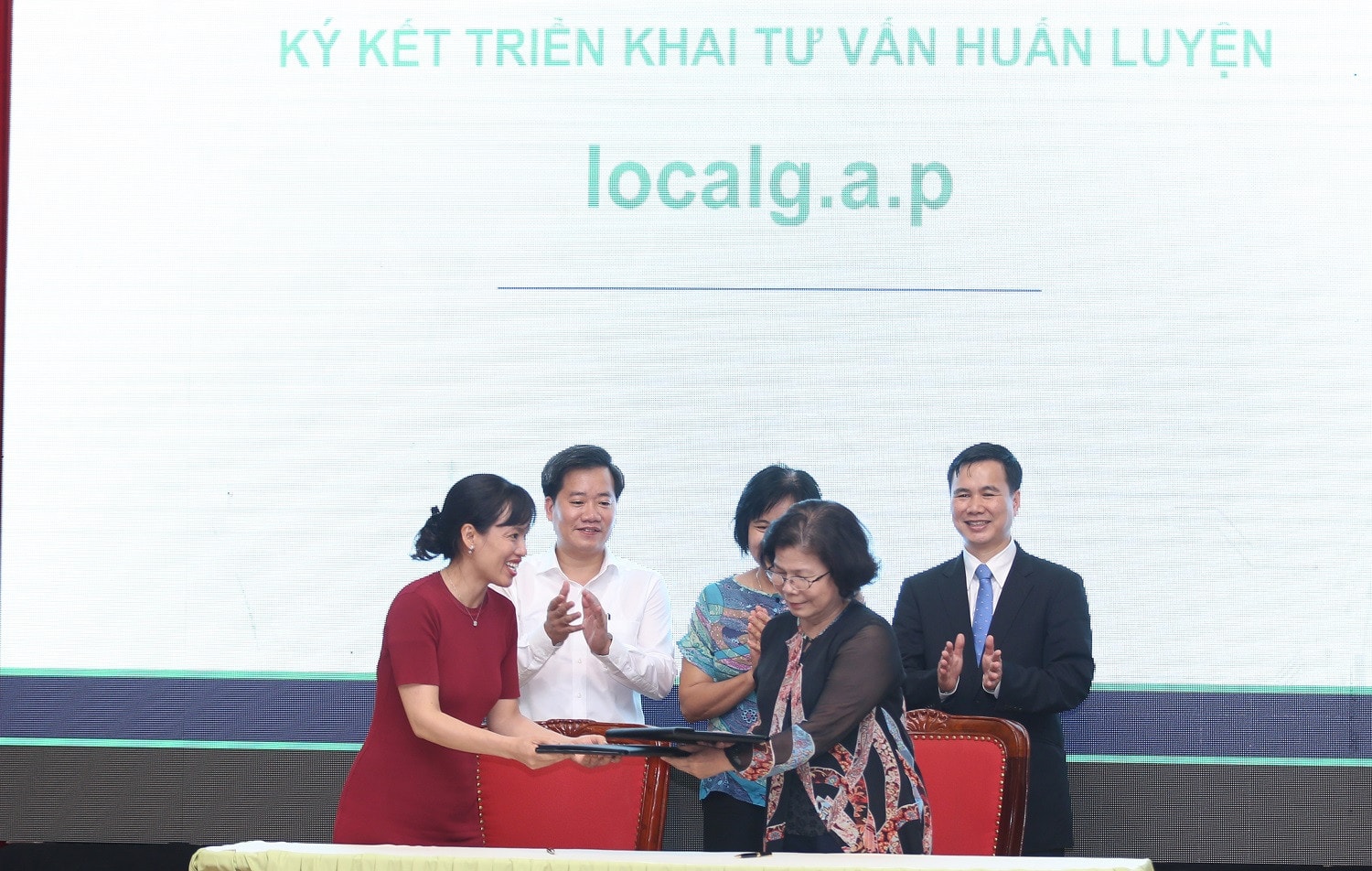 Thứ trưởng Bộ KHCN Bùi Thế Duy và Phó Tổng cục trưởng Tổng cục Tiêu chuẩn Đo lường Chất lượng Nguyễn Hoàng Linh chứng kiến lễ ký kết triển khai chương trình tư vấn, huấn luyện nông dân thực hiện chuẩn Localg.a.p. tại các tỉnh biên giới phía Bắc. Nguồn: most.gov.vn