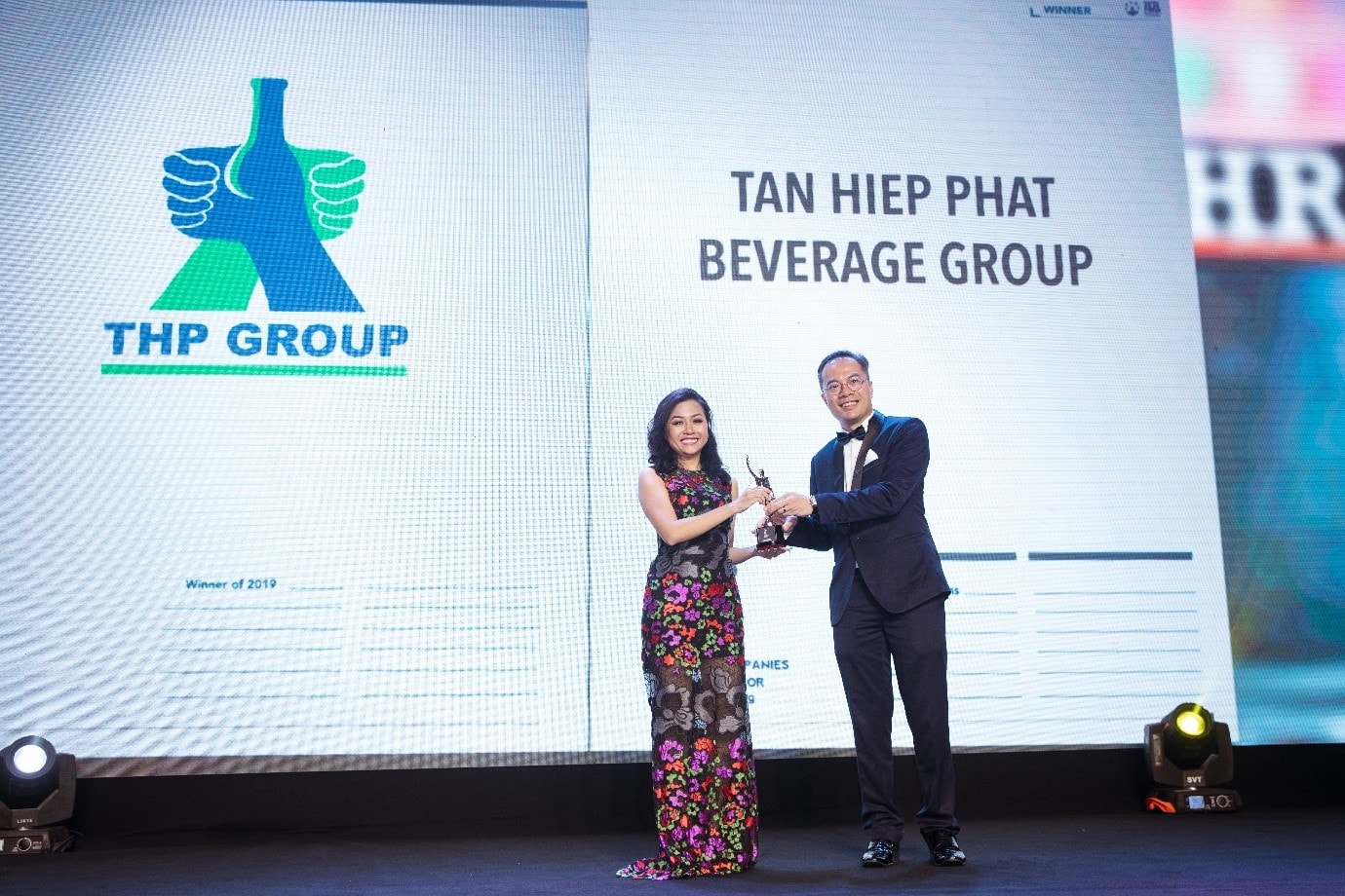 Bà Trần Uyên Phương – Phó Tổng Giám đốc Tân Hiệp Phát vinh dự nhận giải thưởng “Nơi làm việc tốt nhất Châu Á 2019”.