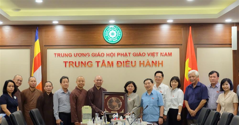 Đại diện Ủy ban Văn hóa, Giáo dục, Thanh niên, Thiếu niên và Nhi đồng trao quà lưu niệm tặng Giáo hội Phật giáo Việt Nam Nhân dịp này, Ủy ban Văn hóa, Giáo dục, Thanh niên, Thiếu niên và Nhi đồng trao quà lưu niệm tặng Giáo hội Phật giáo Việt Nam