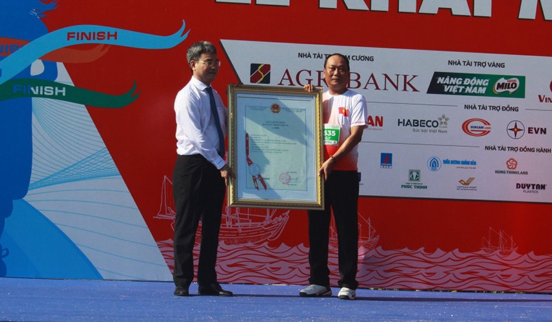 Cục trưởng Cục sở hữu trí tuệ, Bộ Khoa học và Công nghệ, Đinh Hữu Phí Trao bằng chứng nhận chỉ dẫn địa lý tỏi Lý Sơn cho chính quyền và nhân dân huyện Lý Sơn.